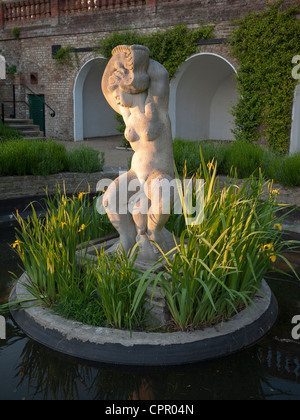 Statue d'Aphrodite à bulbe (Betty), Jardins en terrasse, Richmond - Londres en feu du soir Banque D'Images