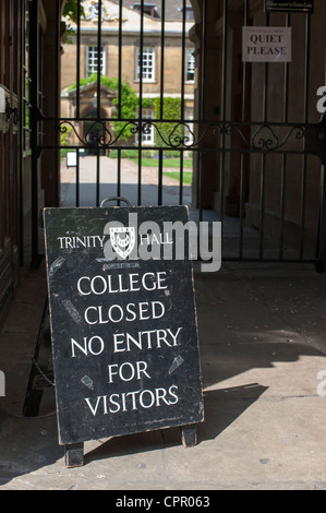 Trinity Hall College Cambridge University avec fermé pour les visiteurs enseigne à l'extérieur. Fermé en période d'examens Banque D'Images