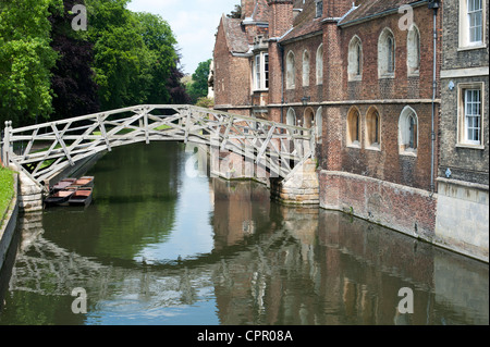 Le pont mathématique de l'Université Queens College de Cambridge sur la rivière Cam. Banque D'Images