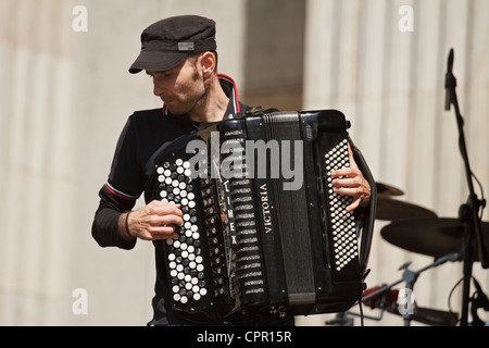 Joueur d'accordéon sur une scène. Banque D'Images