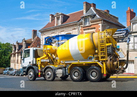 Le malaxeur à béton lourd / camion de livraison - France. Banque D'Images