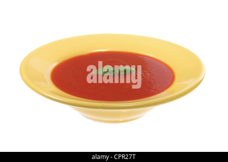 Soupe de tomate à la plaque jaune, photo sur fond blanc Banque D'Images