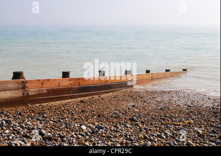 Épi de bois sur plage de galets à Ferring près de Worthing, West Sussex. L'Angleterre. La défense de la mer afin de prévenir l'érosion. Banque D'Images