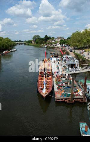 Londres, Royaume-Uni. La Barge de Queens est amarré à Gloriana Richmond upon Thames, au sud-ouest de Londres tout en finitions sont réalisés le 30 mai 2012 pour la Thames Jubilé de diamant de la reine Elizabeth II à Londres sur la flottille 3e juin 2012 Banque D'Images