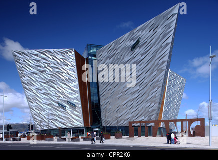 Visiteurs en dehors du projet Signature Belfast Titanic Banque D'Images
