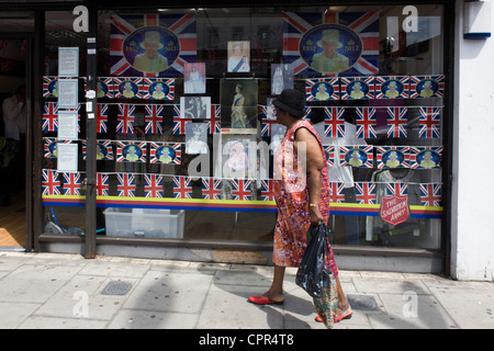 Jours avant le week-end du jubilé de diamant de la Reine, d'élaborer l'affichage des drapeaux patriotiques et historiques portraits royaux ornent la fenêtre d'un magasin de charité de l'Armée du Salut dans le sud de Londres. Banque D'Images