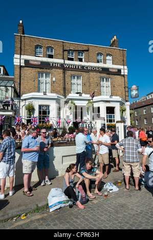 La Croix Blanche pub Richmond on Thames London UK un jour d'été avec des gens à l'extérieur de détente au soleil Banque D'Images