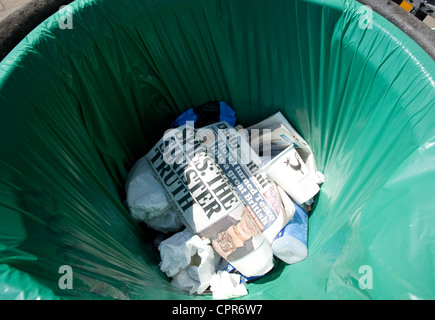 Copie du Daily Mail en poubelle dans London street Banque D'Images