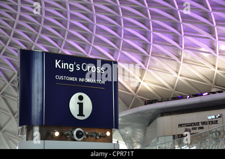 Point Information à la gare de Kings Cross, London,UK Banque D'Images