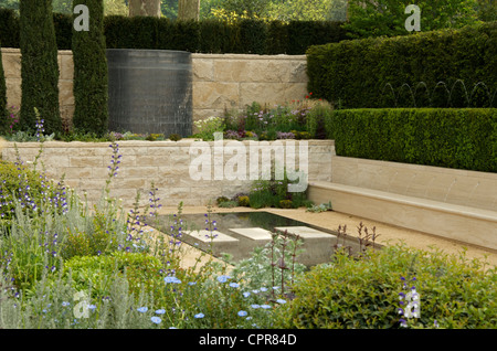 L'Arthritis Research UK Jardin de RHS Chelsea Flower Show 2012 conçu par Tom Hoblyn décerné une médaille d'argent doré Banque D'Images