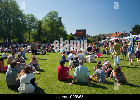 Les familles devant un open air cinéma mobile en salle Leys Park, Matlock, Derbyshire, Angleterre, Royaume-Uni, un jour ensoleillé chaud Banque D'Images