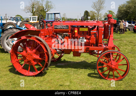 Farmall McCormick-Deering série W a restauré des véhicules d'époque. Tracteur exposé à la Chipping Steam and Country Fair, Preston, Lancashire, Royaume-Uni Banque D'Images