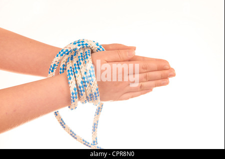 Les mains attachées avec une corde isolé sur fond blanc Banque D'Images