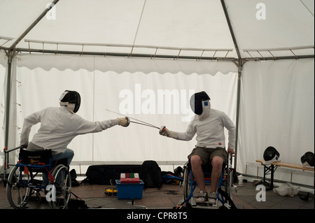 Paris, France - deux personnes qui pratiquent l'escrime pour les personnes handicapées. Banque D'Images