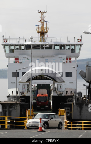 CalMac embarque MV Argyle au terminal de ferry de Wemyss Bay sur le Firth de Clyde, Inverclyde, Écosse, Royaume-Uni après avoir naviguant de Rothesay sur l'île de Bute Banque D'Images