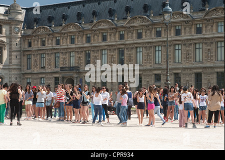 Paris, France - un groupe d'adolescents à côté du Louvre Banque D'Images