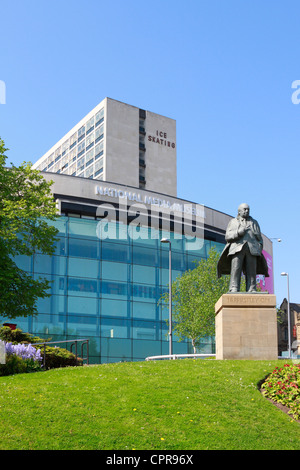 J B Priestley statue devant le National Media Museum, Bradford, West Yorkshire, Angleterre, Royaume-Uni. Banque D'Images