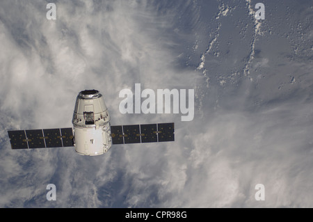 Le SpaceX Dragon du fret commercial de plaisance s'approche de la Station spatiale internationale le 25 mai 2012 pour le grappin et l'accostage. Dragon est devenu le premier véhicule spatial mis au point d'être lancé à l'ISS. Banque D'Images