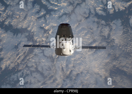 Le SpaceX Dragon du fret commercial de plaisance s'approche de la Station spatiale internationale le 25 mai 2012 pour le grappin et l'accostage. Dragon est devenu le premier véhicule spatial mis au point d'être lancé à l'ISS. Banque D'Images