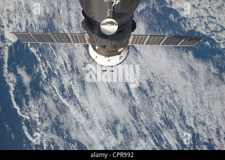 Le SpaceX Dragon du fret commercial de plaisance s'approche de la Station spatiale internationale le 25 mai 2012 pour le grappin et l'accostage. Dragon est devenu le premier véhicule spatial mis au point d'être lancé à la gare pour rejoindre le russe, européens et japonais pour que le service de ravitaillement de l'ISS. Banque D'Images