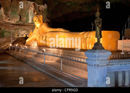 'Dark Cave' et Giant Bouddha couché, Wat Tham (Suwankhuha Ciel Temple grotte), Province de Phang-Nga, en Thaïlande Banque D'Images