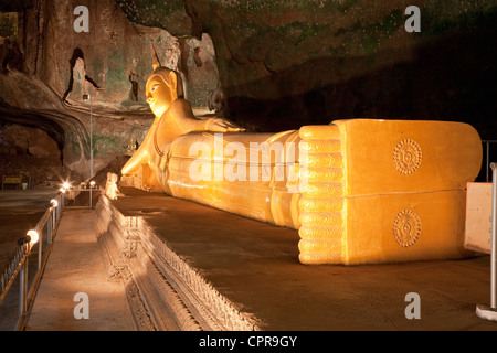 'Dark Cave' et Giant Bouddha couché, Wat Tham (Suwankhuha Ciel Temple grotte), Province de Phang-Nga, en Thaïlande Banque D'Images