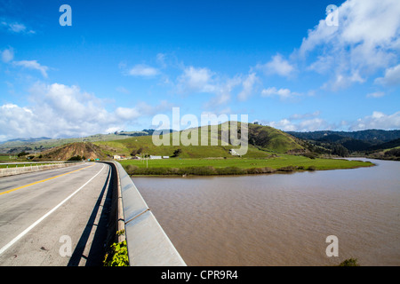 L'autoroute 1 traverse le fleuve russe dans le comté de Sonoma en Californie sur la côte du nord où elle se jette dans l'Océan Pacifique Banque D'Images