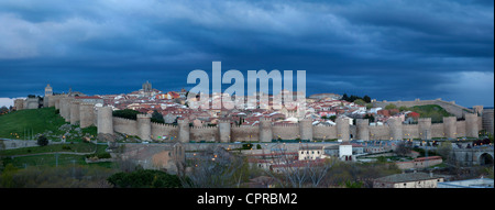 Vue panoramique aérienne sur la ville et forteresse de mur et des tours Tours d'Avila, Espagne, Castille-León Banque D'Images