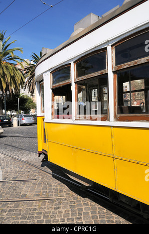 Les tramways d'époque tels que ces deux sont un site commun dans la capitale portugaise de Lisbonne - Portugal Banque D'Images