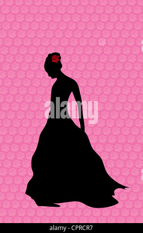 Silhouette noire d'une femme debout seul avec une rose rouge dans ses cheveux. Banque D'Images