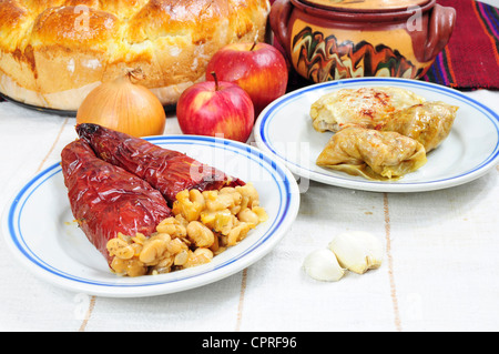 Des plats traditionnels de carême les Balkans - Piments séchés farcis aux haricots et de cigares au chou sarma Banque D'Images