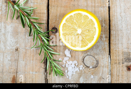 Les épices méditerranéennes - romarin, citron, sel de mer sur fond de bois Banque D'Images