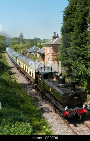 Une formation de vapeur passant Blake Hall station sur le patrimoine ferroviaire Sawbridgeworth à Ongar Banque D'Images