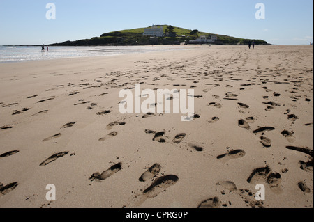 Des traces de pas dans le sable sur l'approche de l'île de Burgh, Devon, Royaume-Uni. Banque D'Images