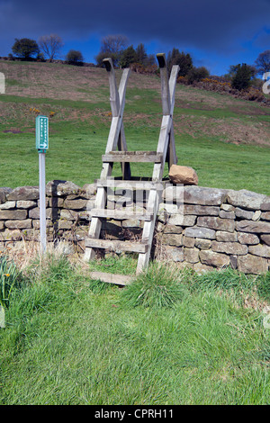 Sentier Public stile au Stonewall, sec Yorkshire Moors National Park Banque D'Images