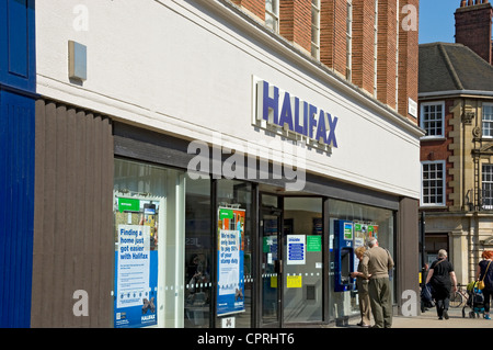 Des personnes âgées se coupent à un guichet automatique situé à l'extérieur de la banque Halifax York North Yorkshire Angleterre Royaume-Uni GB Grande-Bretagne Banque D'Images