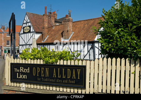 Extérieur du pub Red Lion Merchantgate York City Town Centre North Yorkshire Angleterre Royaume-Uni Grande-Bretagne Banque D'Images