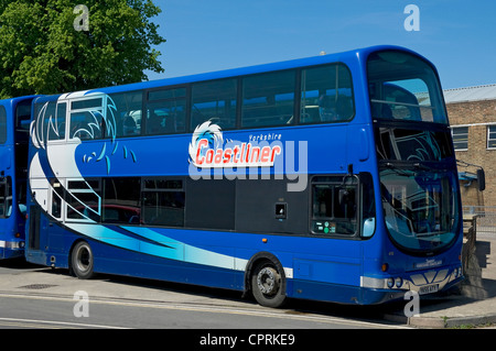 Bus à impériale Yorkshire Coastliner garés au dépôt Malton North Yorkshire Angleterre Royaume-Uni GB Grande-Bretagne Banque D'Images