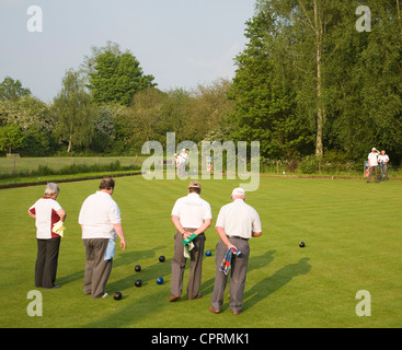 Gens jouer au boulingrin Clare, Suffolk, Angleterre Banque D'Images