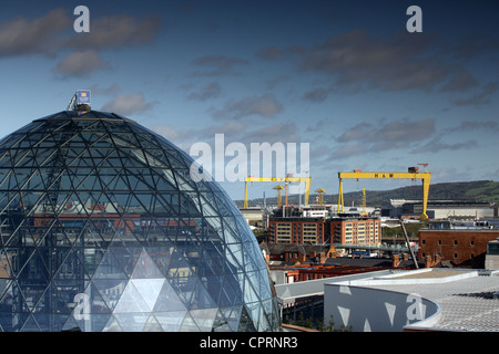 Vue de Victoria Square Dome avec grues Harland and Wolff en arrière-plan Banque D'Images