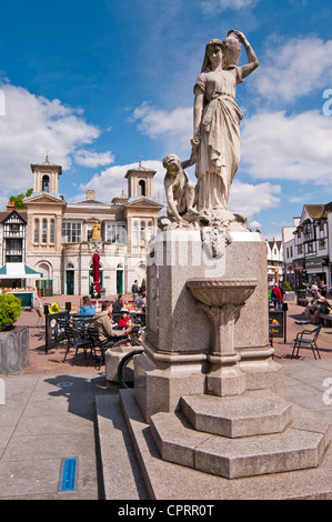 Les personnes bénéficiant de matin ensoleillé dans un café de la chaussée, Place du marché, Kingston upon Thames, Surrey, UK Banque D'Images