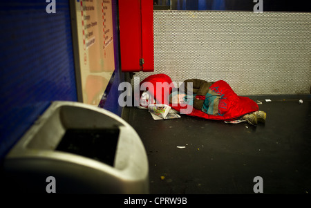 Les sans-abri de la Métro et RER (train de banlieue de vitesse. Bleu, Blanc, Rouge, vieille femme vivant dans la station de RER Auber Banque D'Images