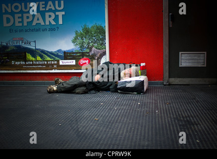 Les sans-abri de la Métro et RER (train de banlieue de vitesse. Bleu, Blanc, Rouge, vieil homme vivant dans la station de RER Auber Banque D'Images