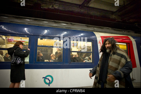 Les sans-abri de la Métro et RER (train de banlieue de vitesse. Bleu, Blanc, Rouge, les sans-abri errant dans la gare Banque D'Images