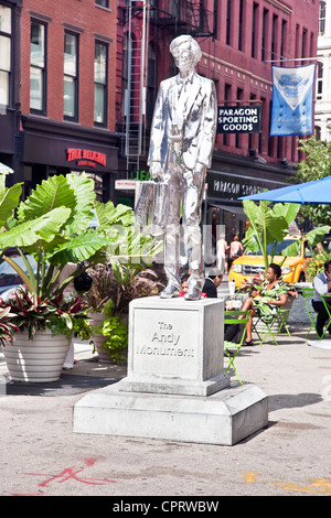 L'Andy Monument honorant statue chromé Andy Warhol sur Broadway juste au-dessus de l'île piétonne de Union Square à Manhattan Banque D'Images