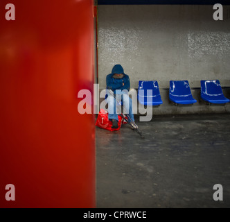 Les sans-abri de la Métro et RER (train de banlieue de vitesse. Bleu, Blanc, Rouge, vieil homme vivant dans la station de RER Auber Banque D'Images