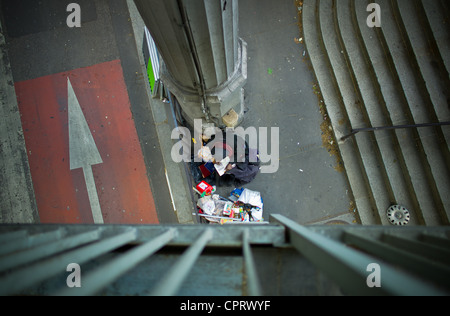 Le lecteur du pont de Bir Hakeim, Ce sans-abri je surnommé le lecteur, s'enracine dans les années de la Seine. Il passe le Bonjour Banque D'Images