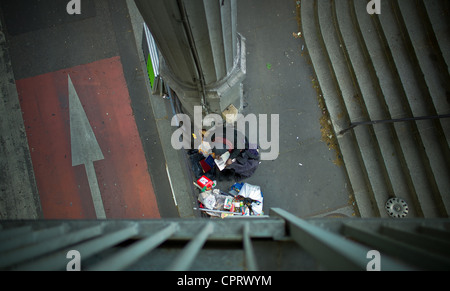 Le lecteur du pont de Bir Hakeim, Ce sans-abri je surnommé le lecteur, s'enracine dans les années de la Seine. Il passe le Bonjour Banque D'Images