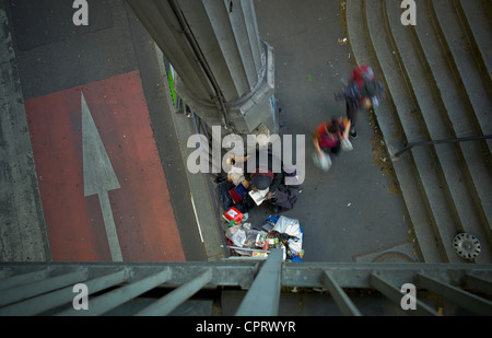 Le lecteur du pont de Bir Hakeim, Ce sans-abri je surnommé le lecteur, s'enracine dans les années de la Seine. Il passe le Bonjour Banque D'Images