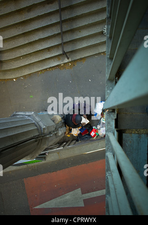 Le lecteur du pont de Bir Hakeim, Ce sans-abri je surnommé le lecteur, s'enracine dans les années de la Seine. Il passe le Bonjour Banque D'Images